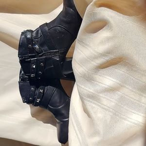 Jennifer Lopez Erykah Black Leather Studded Booties Size 8